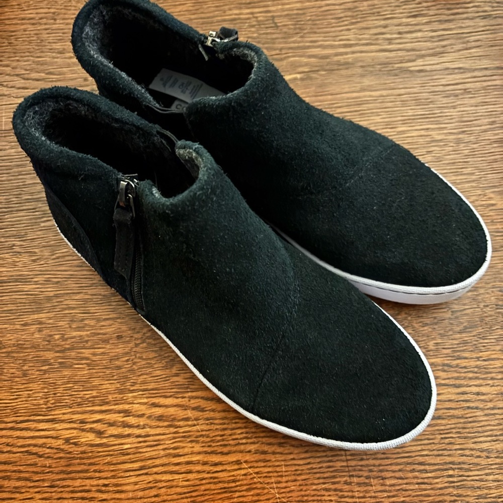 Women’s  Black Suede High-Top Shoes